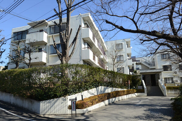 【氷川台西パーク・ホームズ】敷地に沿って施された植栽がエントランスへと優しく導きます。