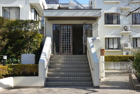 エントランスを出れば緑に囲まれた小さな児童公園が目に入る、和やかな風景。		