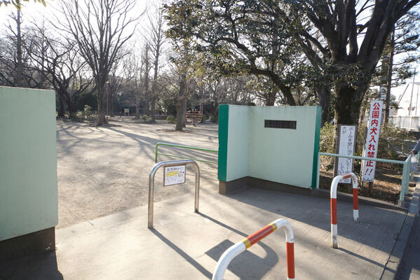 花見の季節には屋台も立ち並ぶ「高稲荷公園」は約210m（徒歩3分）。		