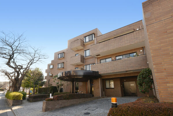 【パークハイム氷川台2丁目】重厚感溢れるタイル貼り低層4階建て。瀟洒な街並みに調和します。