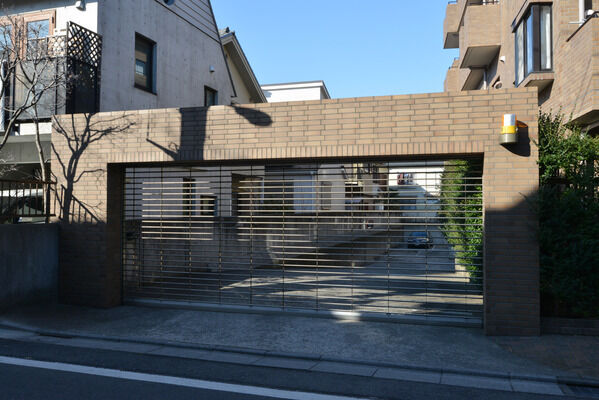 30台収容の駐車場への入り口は電動シャッターでガード。 30台収容の駐車場への入り口は電動シャッターでガード。