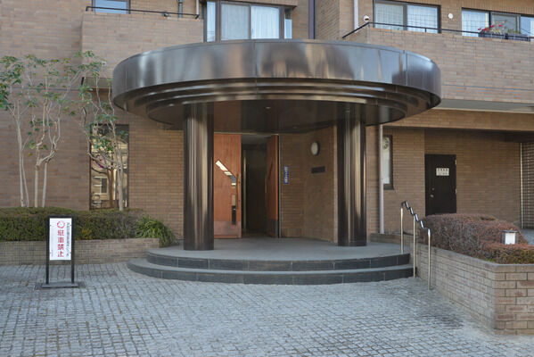 ブラックの円柱と庇が印象的なエントランス。オートロックシステムを採用。