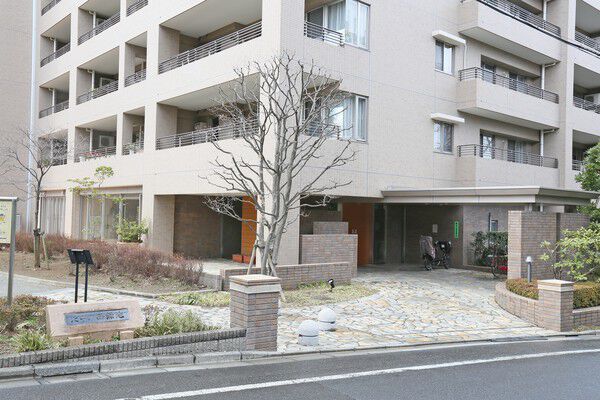 朝出掛ける時に朝日と向き合える東南過度にエントランスをレイアウト。 朝出掛ける時に朝日と向き合える東南過度にエントランスをレイアウト。