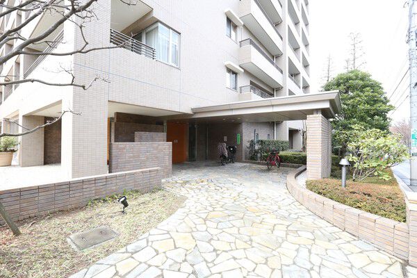 アプローチには御影石を割肌風に敷き詰めています。 アプローチには御影石を割肌風に敷き詰めています。