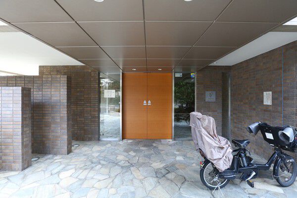 あたたかみを感じる木目調の扉が、寛ぎの空間へと誘います。 あたたかみを感じる木目調の扉が、寛ぎの空間へと誘います。