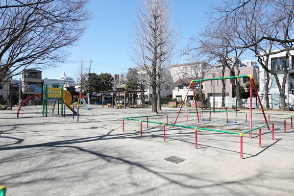子供達がのびのび遊ぶ「普賢寺公園」まで徒歩2分（約120m）