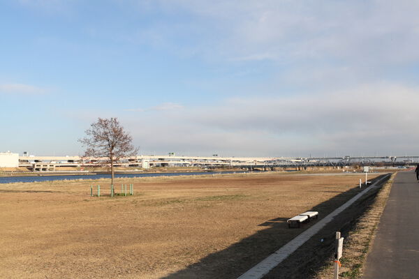 「荒川日ノ出町緑地」までは約3,000m。川沿いの景色がきれいです。		