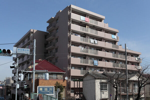 【王子神谷パークホームズ】隅田川沿いに建つ物件。ゆったりと流れる川の景色が心を癒してくれます。		