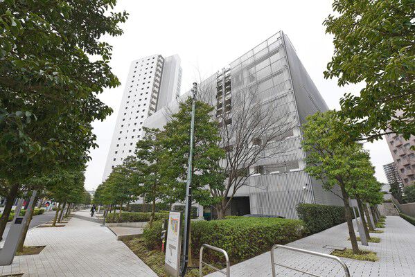 【イニシア千住曙町】街区内の植栽も豊富で、行き届いたホーリーウォークとウェストウォーク。		