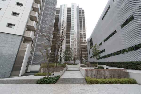 テラス、パティオの脇にパーキング棟があり、ハイルーフ車対応の自走式515台を収容。