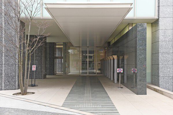 重厚な佇まいを見せる、天然石壁のエントランスホール。		