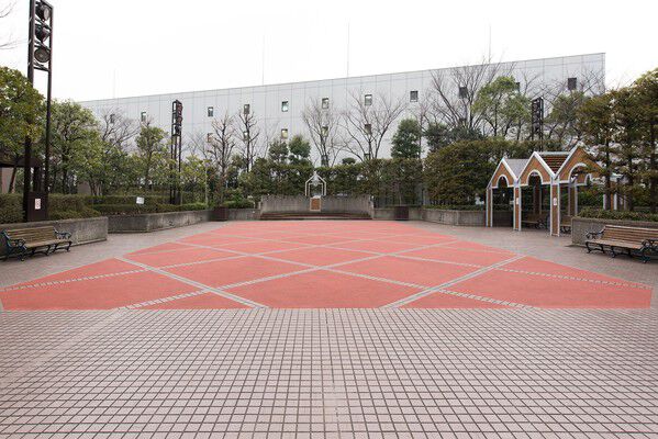 自由に活用できるモザイクタイルに施された多目的広場。