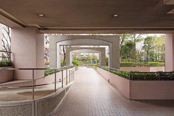 棟内移動の通路はスロープなど、安全に配慮しています。