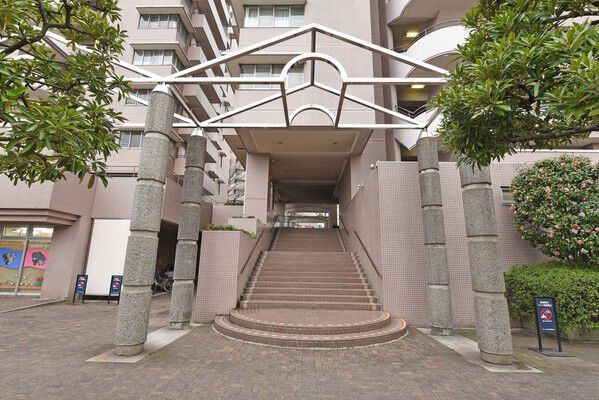 モニュメントに飾られたエントランス階段。