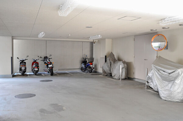 バイクの駐輪場と、リモコン式ゲートのある29台分の駐車場を設置。		