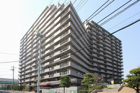 総戸数195戸のビッグコミュニティ、15階建ての堂々たるフォルム。		