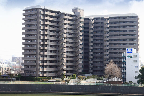 【青砥東パークホームズ】新中川・中川に囲まれた佇まい。広い開放感を臨むことができます。		