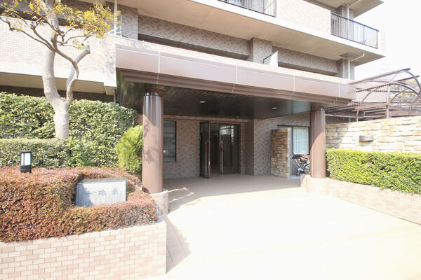 天然関を敷き詰めた風格のエントランス・アプローチ。		