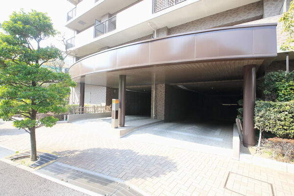 99台分の駐車場は敷地内に設置。