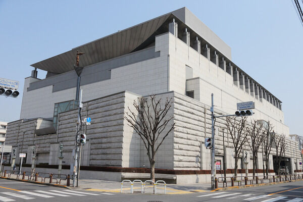 コンサートなどが行われる「シンフォニーヒルズ」は、約1,100ｍ（徒歩14分）。