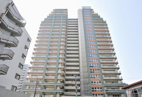 【パークタワー東京イースト】23階建てのランドマーク。尖塔をシンボルとした2トーンの外観が印象的です。