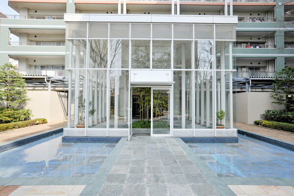 水盤のブリッジを渡ってガラスのアトリウムへ。住まいへの期待が高まります。 水盤のブリッジを渡ってガラスのアトリウムへ。住まいへの期待が高まります。