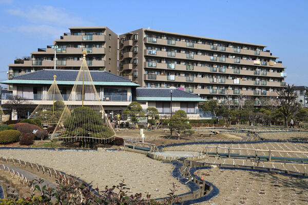 【堀切菖蒲園パークホームズ】南面・南東面に住棟を配置した、ゆとりの外観デザイン。 【堀切菖蒲園パークホームズ】南面・南東面に住棟を配置した、ゆとりの外観デザイン。