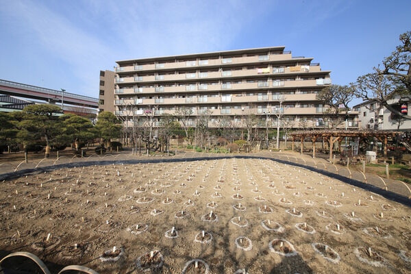 【堀切菖蒲園パークホームズ】アヤメや芍薬などが咲く江戸百景にも選ばれた庭園から見た外観。 【堀切菖蒲園パークホームズ】アヤメや芍薬などが咲く江戸百景にも選ばれた庭園から見た外観。