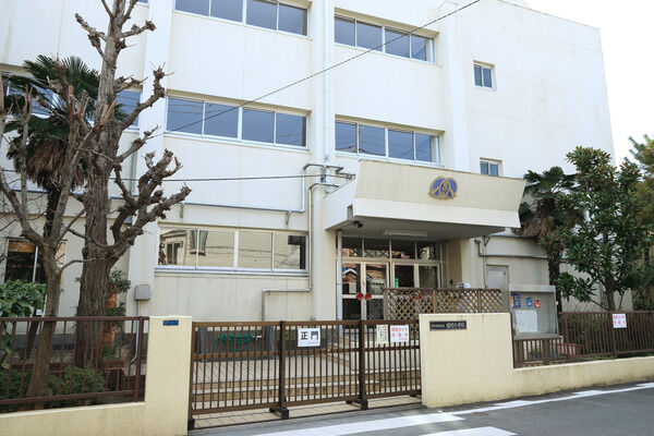 「葛飾区立堀切小学校」までは、約290m（徒歩4分）。