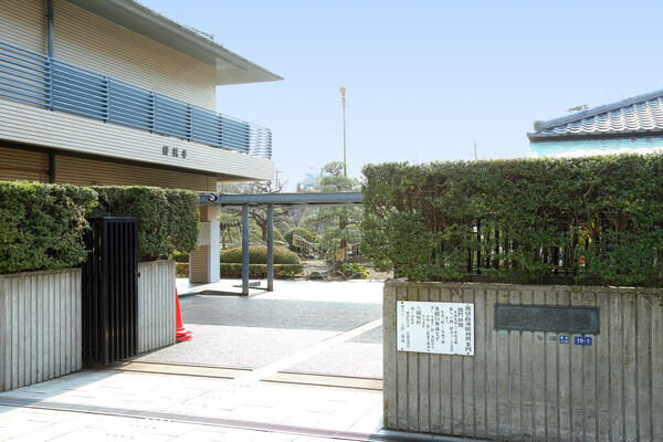 江戸時代より花菖蒲の名所とうたわれた「堀切菖蒲園」は、約10m（徒歩1分）。