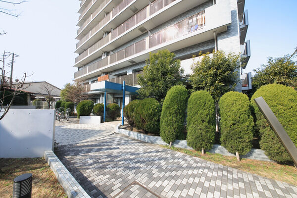 モザイク風の道をあがると、プレイロットとエントランスが広がります。