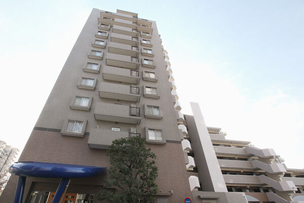 【パークスクエア北葛西せせらぎの街】低層階は、大地を印象付けるブラウンのタイルを使用。		