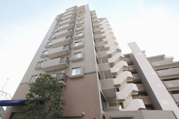 【パークスクエア北葛西せせらぎの街】グリーンのタイルは、自然と調和する色合いです。		