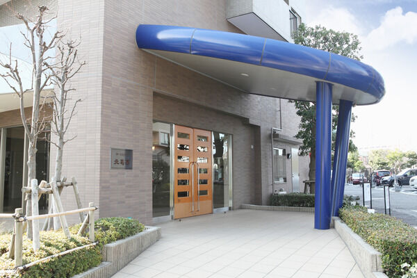 曲線を描いた美しいフォルムのブルーの屋根が、アクセントになっています。