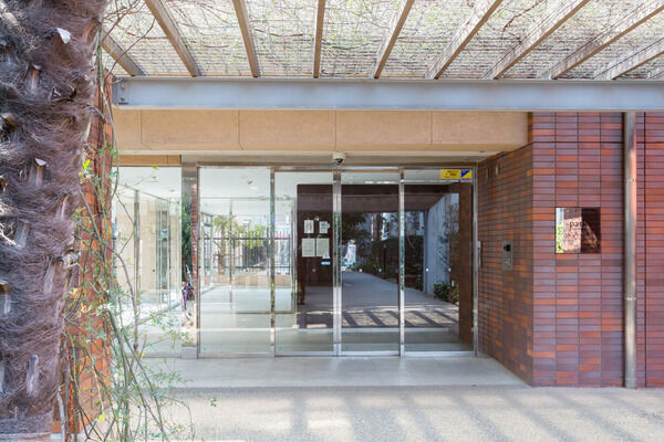 リゾートライクの瀟洒なエントランスが、居住者と来客をお出迎え。		