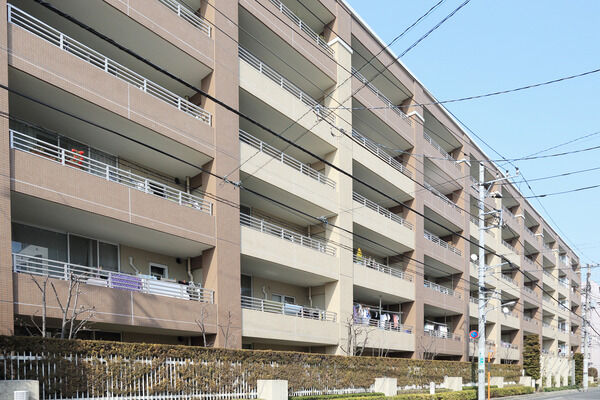 【西小岩パークホームズ】ダイナミックで重厚感溢れる佇まいながらも、周辺環境と調和する外観。 【西小岩パークホームズ】ダイナミックで重厚感溢れる佇まいながらも、周辺環境と調和する外観。