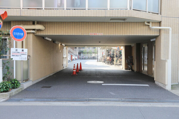 三段機械式駐車場、平面駐車場、あわせて58台分の駐車場を敷地内に確保。		