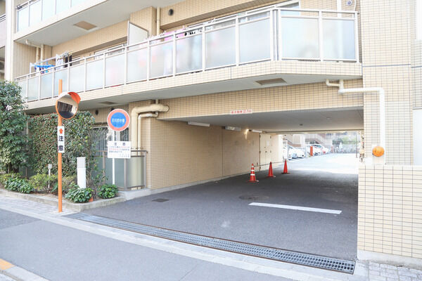 歩車分離のゾーンニングで、安全を守る設計の駐車場。		