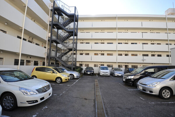 歩車分離を採用している駐車場には27台収容。