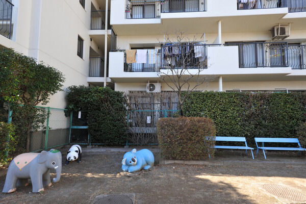 敷地内には子供の遊ぶプレイロットが2箇所設置。