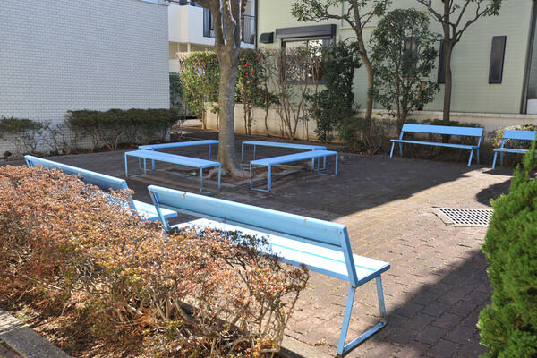 アプローチ付近にはベンチが設置され、憩いの場としてゆったり過ごせます。		