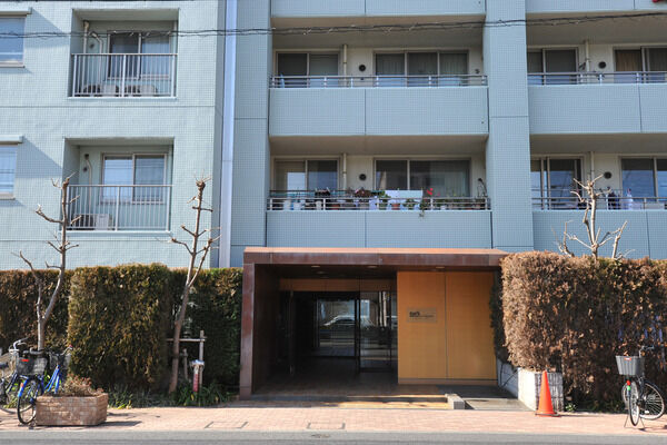 【パークホームズ江戸川親水公園】多彩な植裁が、マンションをやわらかく包み込んでくれます。		