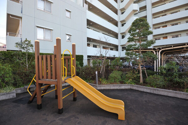 木のぬくもりが感じられる遊具など、自然を身近に感じることができます。		