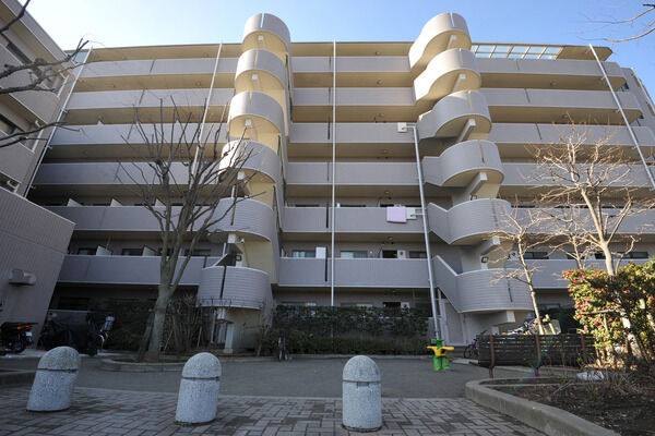 子供たちが安心して遊べるプレイロットが敷地内に設置されています。