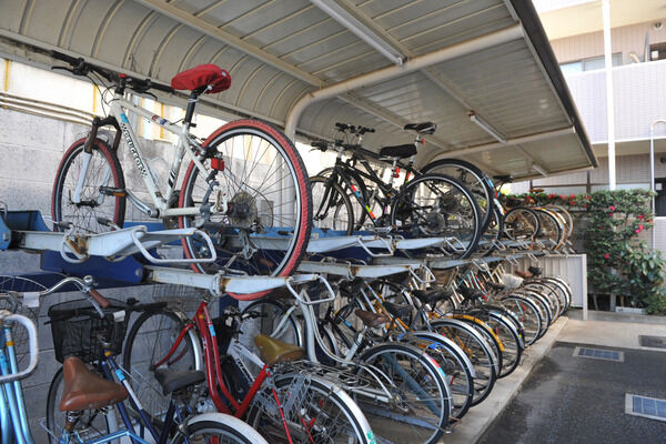 敷地内には、駐輪場を66台分用意しています。