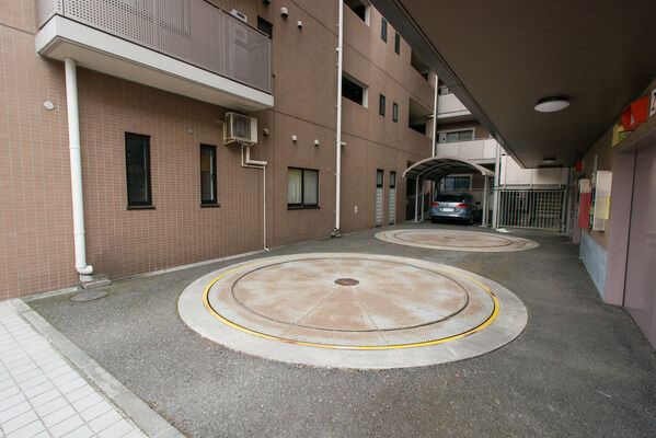 敷地北西部に68台収容のタワーパーキングを配置。カーライフをサポートします。		