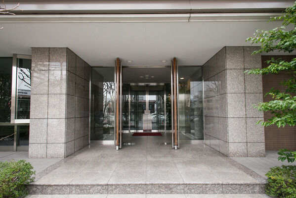 オートロックを設置しているエントランス。東棟には集会室を設置。