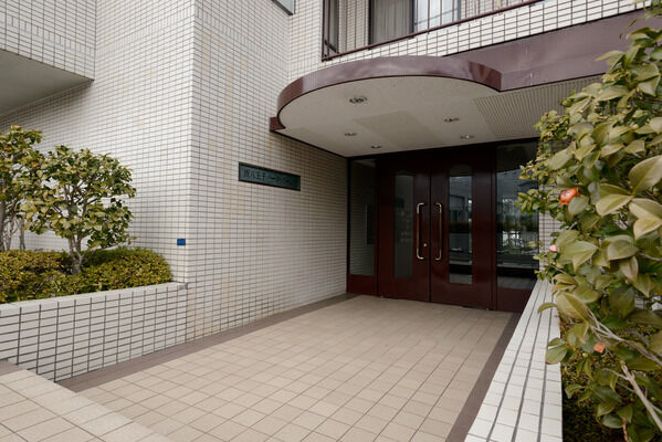 憩いの空間へといざなう気品あふれるエントランス。