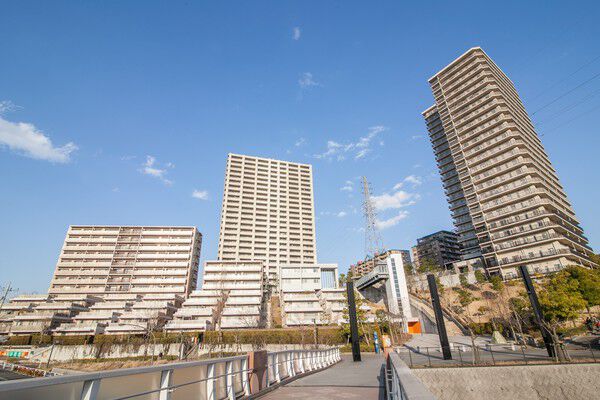 【ローレルスクエア南大沢】駅からのアプローチは、ペデストリアンデッキを渡ります。		