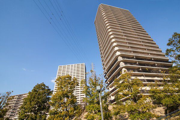【ローレルスクエア南大沢】四季折々に、敷地内を豊かな緑が美しく彩ります。		